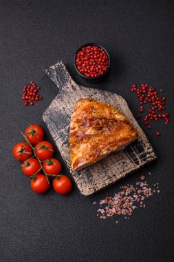 Lezzetli füme jambon ya da tuzlu, baharatlı ve koyu beton arkaplanda Fransız hardallı tavuk eti.