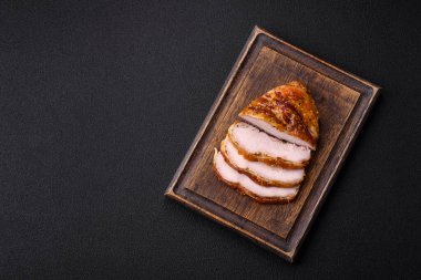 Lezzetli füme jambon ya da tuzlu, baharatlı ve koyu beton arkaplanda Fransız hardallı tavuk eti.