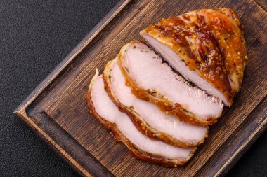 Lezzetli füme jambon ya da tuzlu, baharatlı ve koyu beton arkaplanda Fransız hardallı tavuk eti.