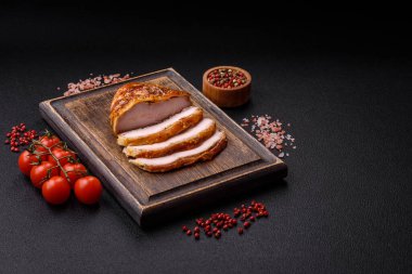 Lezzetli füme jambon ya da tuzlu, baharatlı ve koyu beton arkaplanda Fransız hardallı tavuk eti.