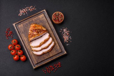 Lezzetli füme jambon ya da tuzlu, baharatlı ve koyu beton arkaplanda Fransız hardallı tavuk eti.