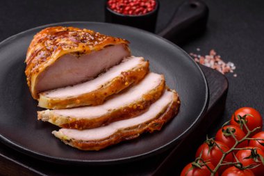 Lezzetli füme jambon ya da tuzlu, baharatlı ve koyu beton arkaplanda Fransız hardallı tavuk eti.