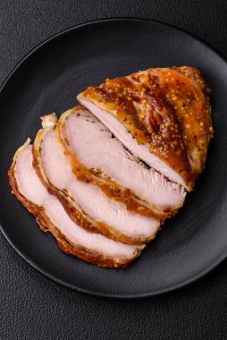 Lezzetli füme jambon ya da tuzlu, baharatlı ve koyu beton arkaplanda Fransız hardallı tavuk eti.