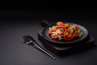 Somon, domates, salatalık, salatalık, otlar, kabak çekirdekleri, seramik tabakta tuz ve baharatlarla dolu lezzetli bir salata.