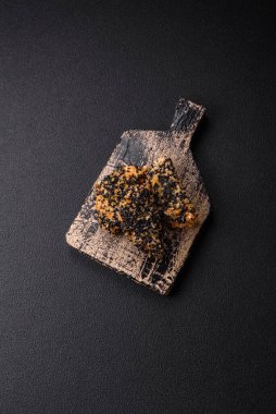 Lezzetli taze çıtır tavuk ya da koyu beton arka planda balık nugget. Sağlıksız yemek, fast food