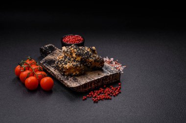 Lezzetli taze çıtır tavuk ya da koyu beton arka planda balık nugget. Sağlıksız yemek, fast food