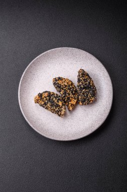 Lezzetli taze çıtır tavuk ya da koyu beton arka planda balık nugget. Sağlıksız yemek, fast food