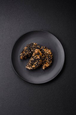 Lezzetli taze çıtır tavuk ya da koyu beton arka planda balık nugget. Sağlıksız yemek, fast food