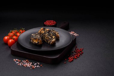 Lezzetli taze çıtır tavuk ya da koyu beton arka planda balık nugget. Sağlıksız yemek, fast food