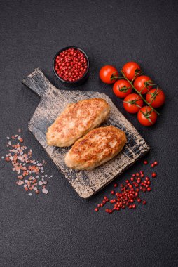 Lezzetli taze kıymalı balık pirzolası. Esmer arka planda baharatlar ve otlarla birlikte.