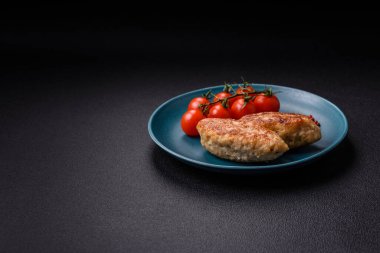 Lezzetli taze kıymalı balık pirzolası. Esmer arka planda baharatlar ve otlarla birlikte.