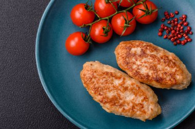 Lezzetli taze kıymalı balık pirzolası. Esmer arka planda baharatlar ve otlarla birlikte.