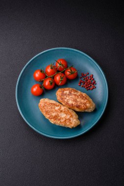 Lezzetli taze kıymalı balık pirzolası. Esmer arka planda baharatlar ve otlarla birlikte.