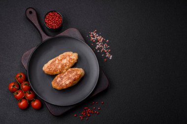 Lezzetli taze kıymalı balık pirzolası. Esmer arka planda baharatlar ve otlarla birlikte.