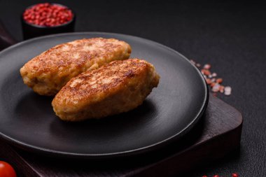 Lezzetli taze kıymalı balık pirzolası. Esmer arka planda baharatlar ve otlarla birlikte.