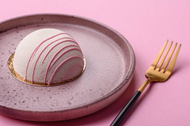 Lezzetli renkli mochi tatlılar ya da pirinç hamurlu dondurma ve koyu beton kaplama malzemeler.