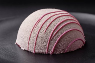 Lezzetli renkli mochi tatlılar ya da pirinç hamurlu dondurma ve koyu beton kaplama malzemeler.