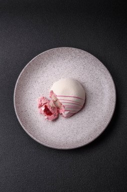 Lezzetli renkli mochi tatlılar ya da pirinç hamurlu dondurma ve koyu beton kaplama malzemeler.