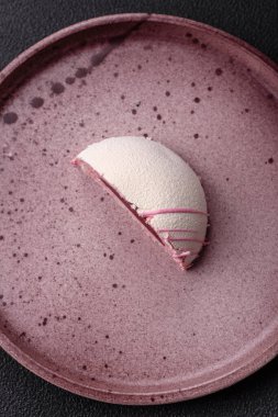 Lezzetli renkli mochi tatlılar ya da pirinç hamurlu dondurma ve koyu beton kaplama malzemeler.