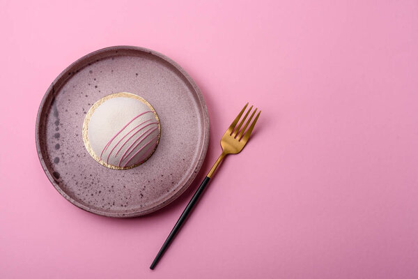 Вкусные сладкие красочные десерты моти или мороженое с рисовым тестом и начинками на темном бетонном фоне