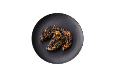 Lezzetli taze çıtır tavuk ya da koyu beton arka planda balık nugget. Sağlıksız yemek, fast food