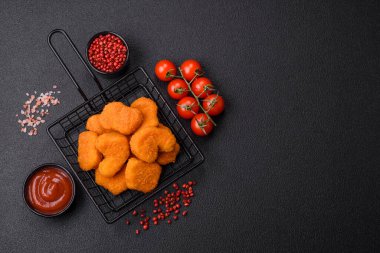 Koyu beton arka planda lezzetli çıtır tavuk nuggetları. Sağlıksız yemek, fast food