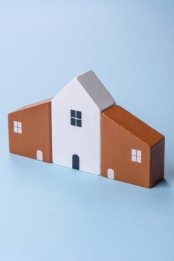 Küçük ahşap bir ev ve anahtarlar kendi evinize yatırım yapmak ve gayrimenkul satın alma hedefine ulaşmak için bir fikir. Fikrin için arka plan
