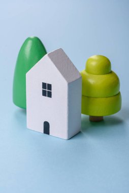 Küçük ahşap bir ev ve anahtarlar kendi evinize yatırım yapmak ve gayrimenkul satın alma hedefine ulaşmak için bir fikir. Fikrin için arka plan