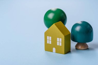 Küçük ahşap bir ev ve anahtarlar kendi evinize yatırım yapmak ve gayrimenkul satın alma hedefine ulaşmak için bir fikir. Fikrin için arka plan