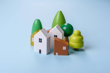 Küçük ahşap bir ev ve anahtarlar kendi evinize yatırım yapmak ve gayrimenkul satın alma hedefine ulaşmak için bir fikir. Fikrin için arka plan