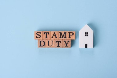 Düz arkaplandaki tahta küplerden yapılmış 