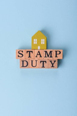 Düz arkaplandaki tahta küplerden yapılmış 