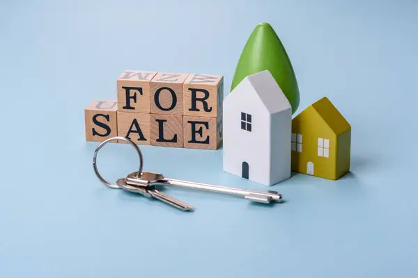 Small Wooden House Keys Idea Investing Your Own Home Achieving — Stock Photo, Image
