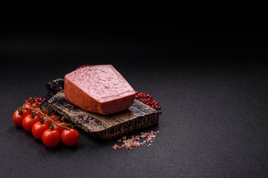 Lezzetli, tuzlu, baharatlı ve çimento kaplı pembe jambon.