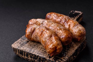 Baharatlı ve otlu ızgara sosis. En üstteki düz yerde. Kopyalama alanı ile