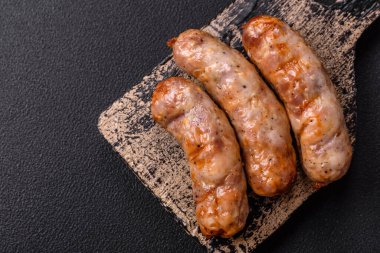 Baharatlı ve otlu ızgara sosis. En üstteki düz yerde. Kopyalama alanı ile