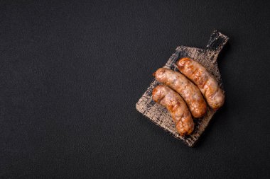 Baharatlı ve otlu ızgara sosis. En üstteki düz yerde. Kopyalama alanı ile