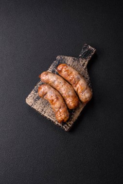 Baharatlı ve otlu ızgara sosis. En üstteki düz yerde. Kopyalama alanı ile