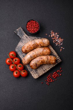 Baharatlı ve otlu ızgara sosis. En üstteki düz yerde. Kopyalama alanı ile