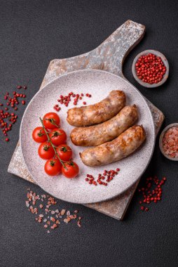 Baharatlı ve otlu ızgara sosis. En üstteki düz yerde. Kopyalama alanı ile