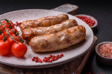 Baharatlı ve otlu ızgara sosis. En üstteki düz yerde. Kopyalama alanı ile