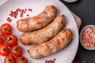 Baharatlı ve otlu ızgara sosis. En üstteki düz yerde. Kopyalama alanı ile