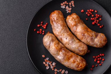 Baharatlı ve otlu ızgara sosis. En üstteki düz yerde. Kopyalama alanı ile