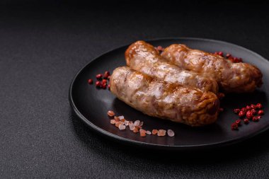 Baharatlı ve otlu ızgara sosis. En üstteki düz yerde. Kopyalama alanı ile