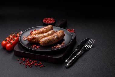 Baharatlı ve otlu ızgara sosis. En üstteki düz yerde. Kopyalama alanı ile