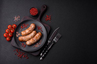 Baharatlı ve otlu ızgara sosis. En üstteki düz yerde. Kopyalama alanı ile