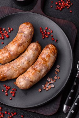 Baharatlı ve otlu ızgara sosis. En üstteki düz yerde. Kopyalama alanı ile