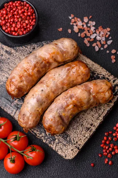 Baharatlı ve otlu ızgara sosis. En üstteki düz yerde. Kopyalama alanı ile