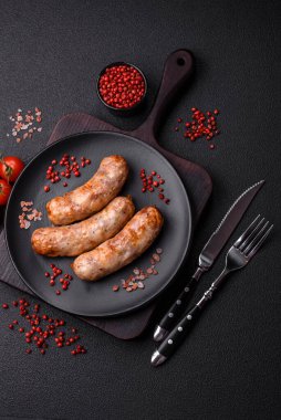 Baharatlı ve otlu ızgara sosis. En üstteki düz yerde. Kopyalama alanı ile