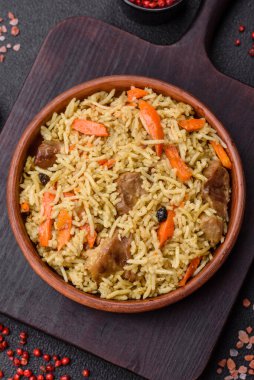 Çimento kaplı seramik tabakta sebze, tuz, baharat ve bitkilerle nefis pilav.